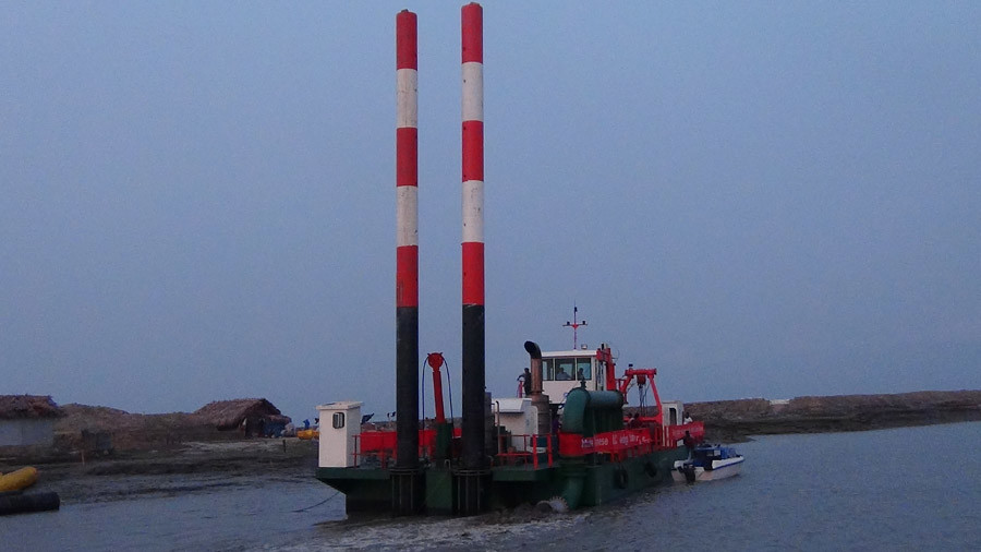 24 inch Cutter Suction Sand Dredger with Spud Carriage for 15m Dredging Depth distance 2KM