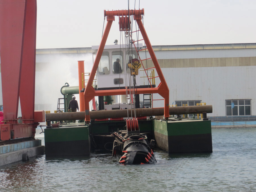 Customizable 8 Inch To 26 Inch Small Cutterhead sand dredging machine With 700mm Discharge Pipe And Spud Carriage Dredging Works And Dredging Project