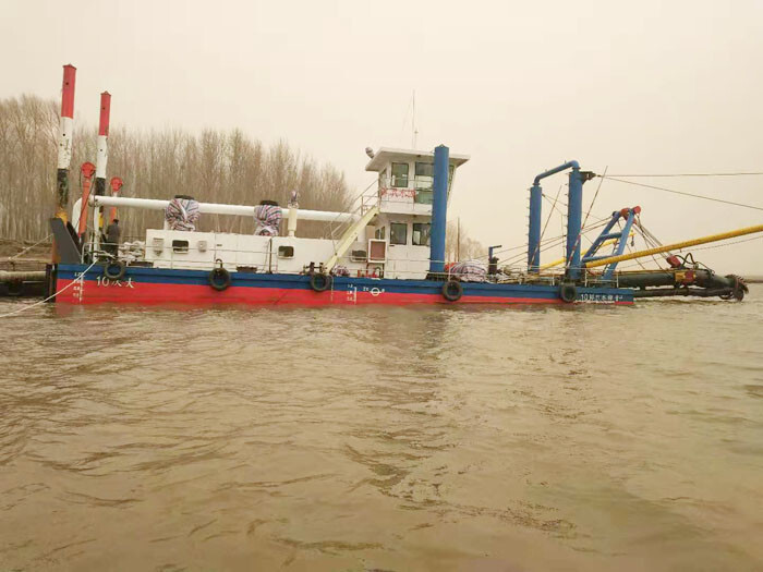 500m Solid Capacity 700 Cbm/H Cutter Suction Sand Dredger 20 Inch For Dredging With Anchor Booms