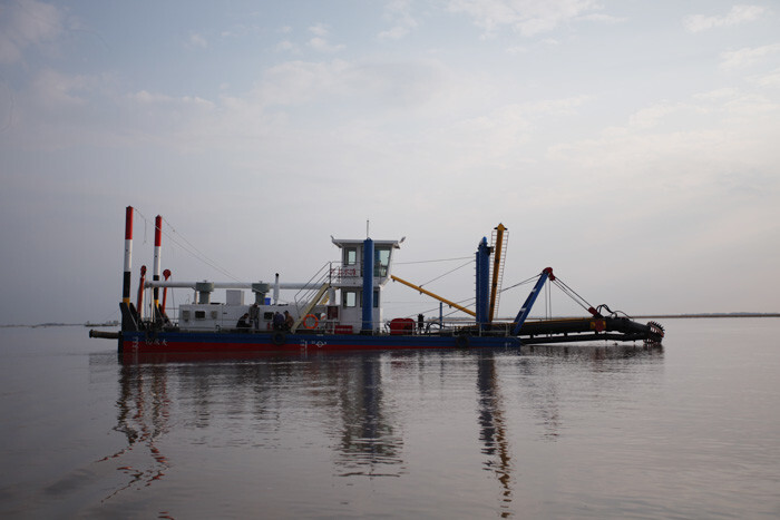 500m Solid Capacity 700 Cbm/H Cutter Suction Sand Dredger 20 Inch For Dredging With Anchor Booms