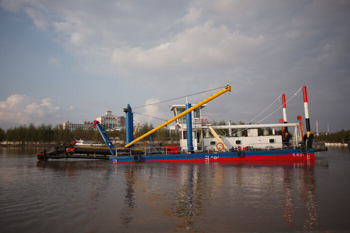 500m Solid Capacity 700 Cbm/H Cutter Suction Sand Dredger 20 Inch For Dredging With Anchor Booms