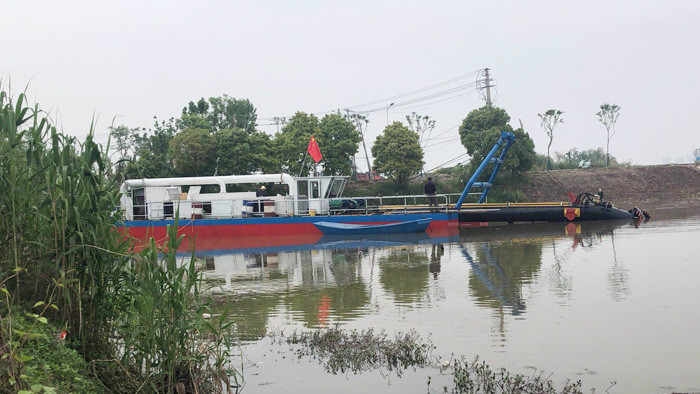 500m Solid Capacity 700 Cbm/H Cutter Suction Sand Dredger 20 Inch For Dredging With Anchor Booms