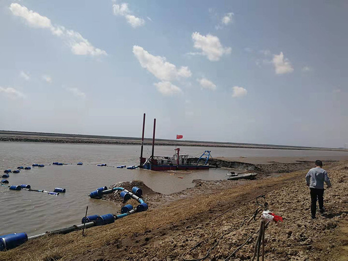 River Dredging 100cbm/H Sand Dredger Red Color 16kw mud dredging boat