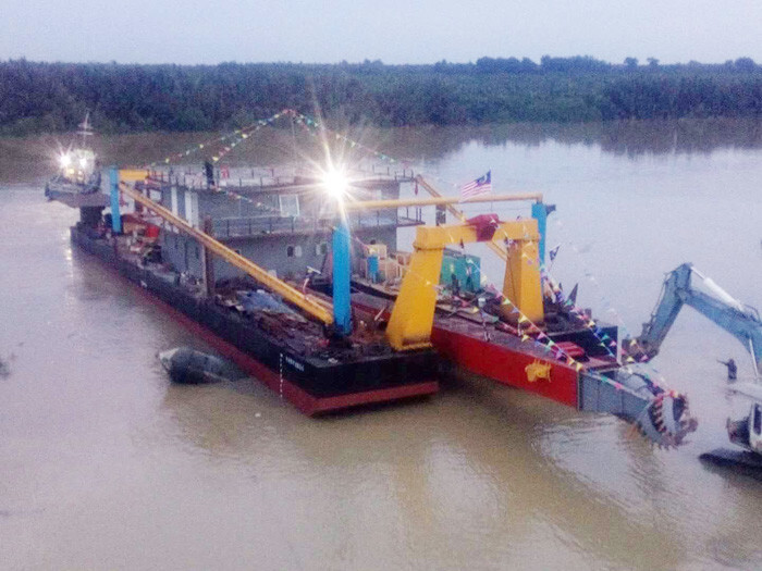 1000 KW Diesel Engine Power Small Dredger Machine For Sand Dredging
