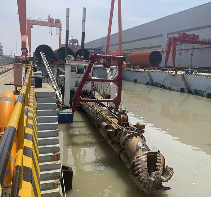 100cbm Versatile Sand Dredging Boat 5-6 Pieces Crown Type Suction Dredger Ship 1