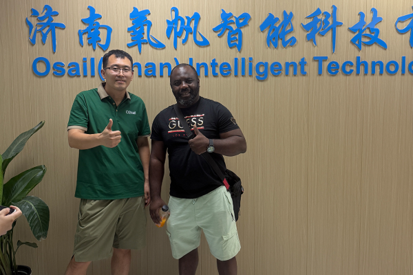 客户看场照片3@1x