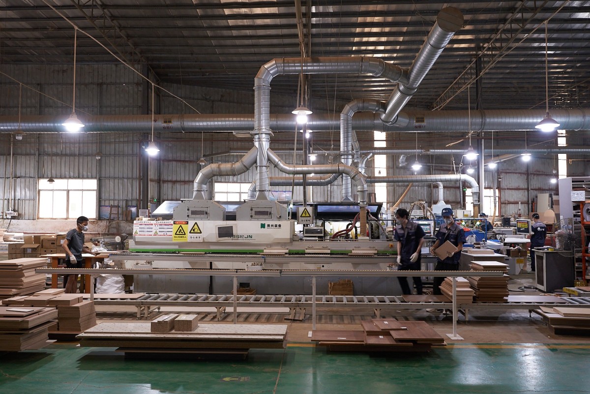 1791542494967133079565594624.jpg Moyisi factory workshop, Foshan: edge banding line