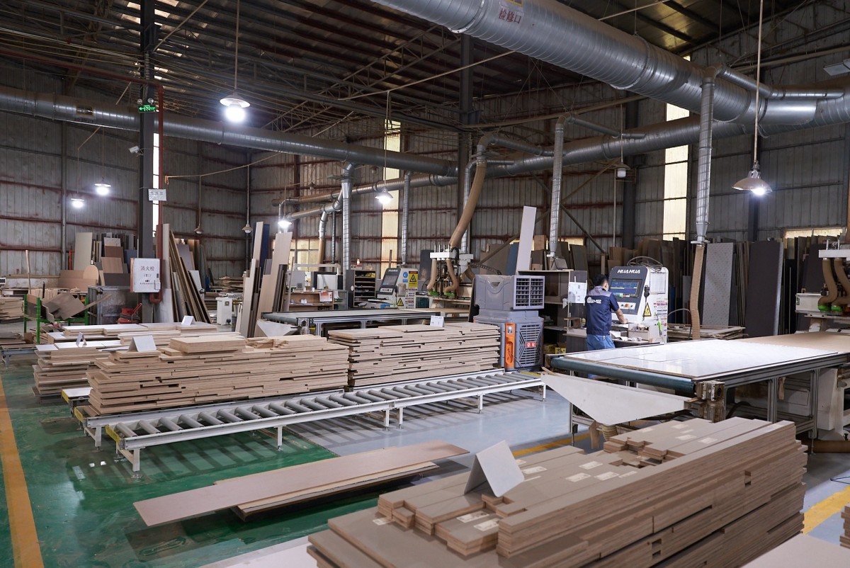 1791542732967134078967558144.jpg Moyisi factory workshop, Foshan: panel cutting line