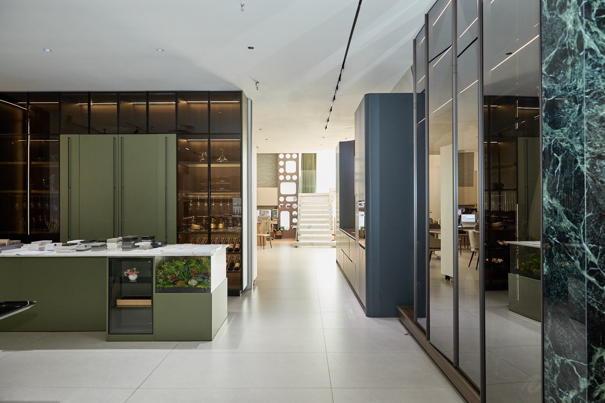1791542871967134661564788736.jpg Moyisi showroom, Lecong, Foshan: wardrobe display