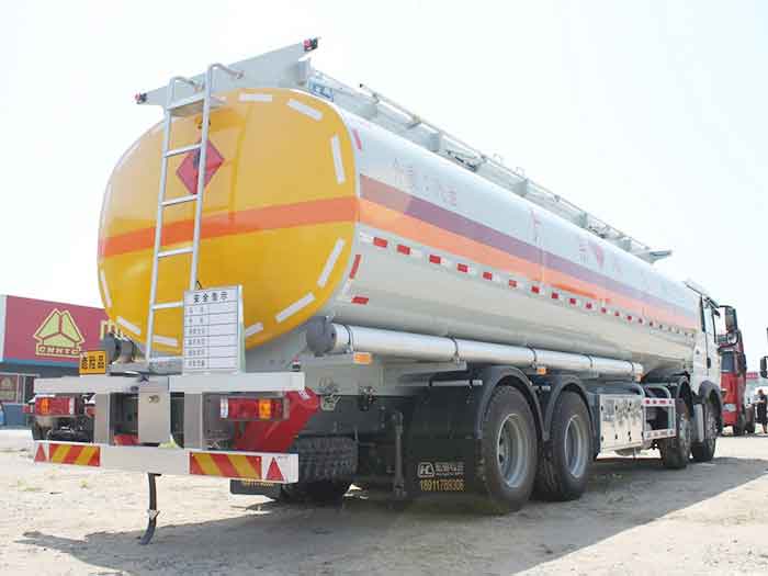 Howo 12 Wheeler Oil Tanker Trucks