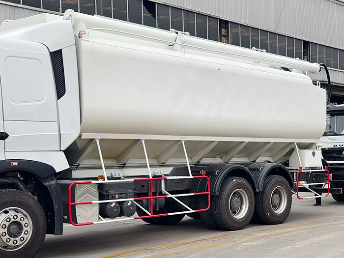 Howo Bulk Feed Cargo Truck
