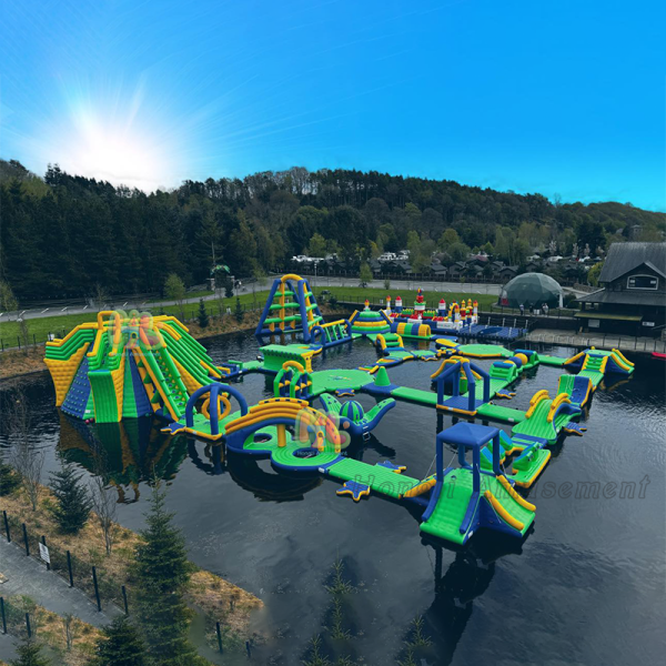 Popular inflatable floating water park
