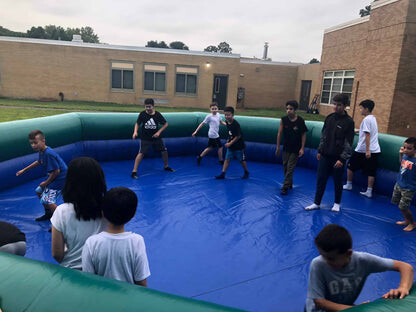 Inflatable ball pit