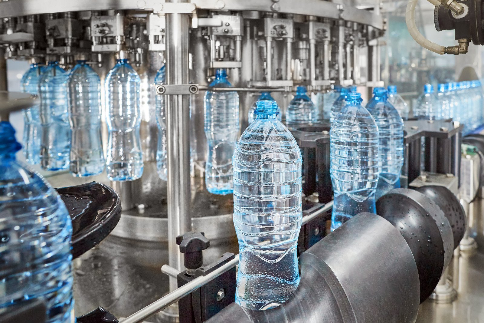What are the advantages of fully automatic bottled water filling equipment?