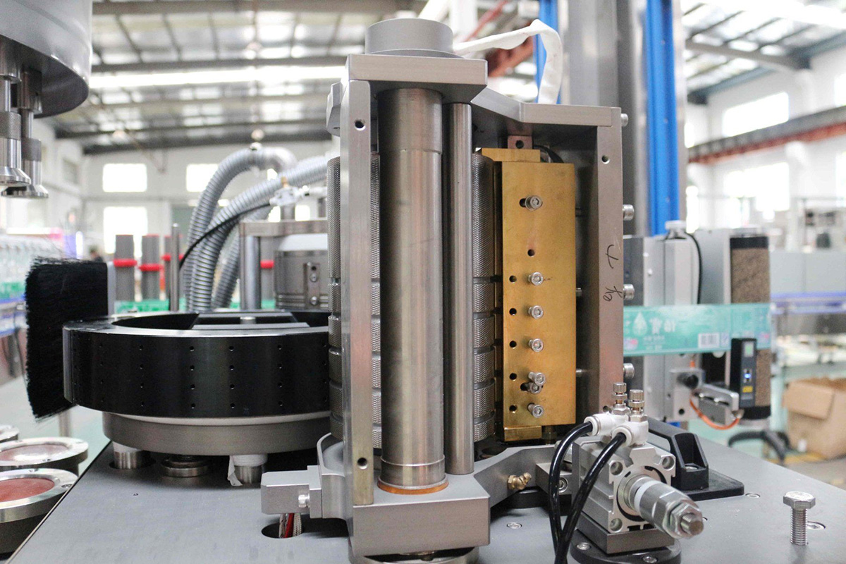 Hot melt glue opp labeling machine