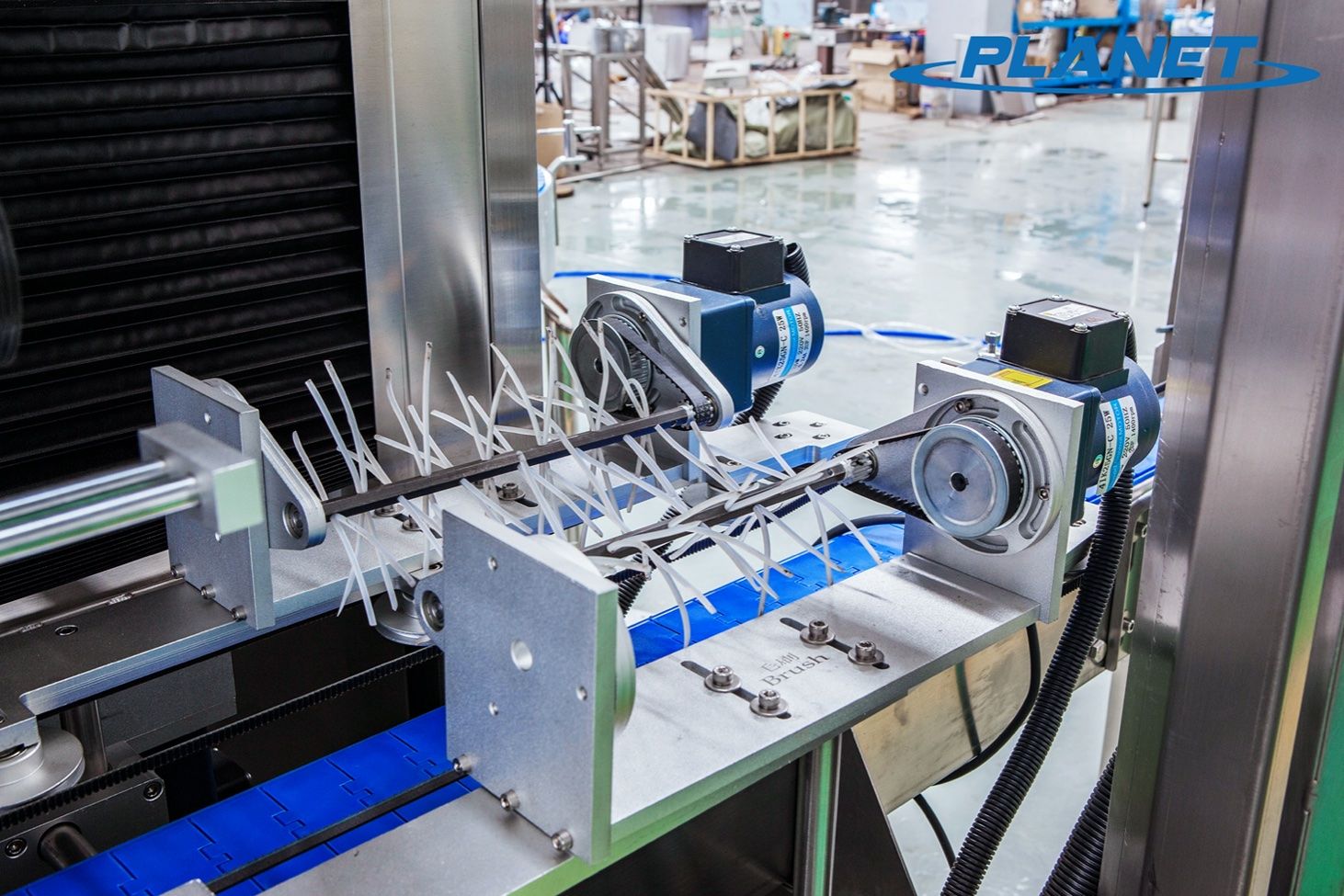 Shrink sleeve labeling machine