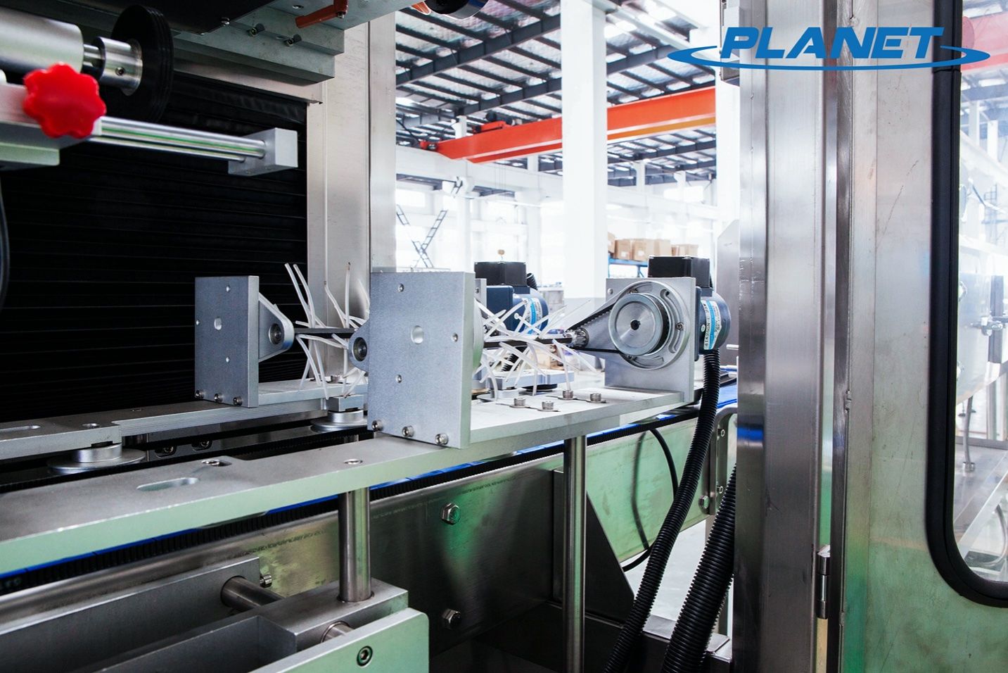 Shrink sleeve labeling machine