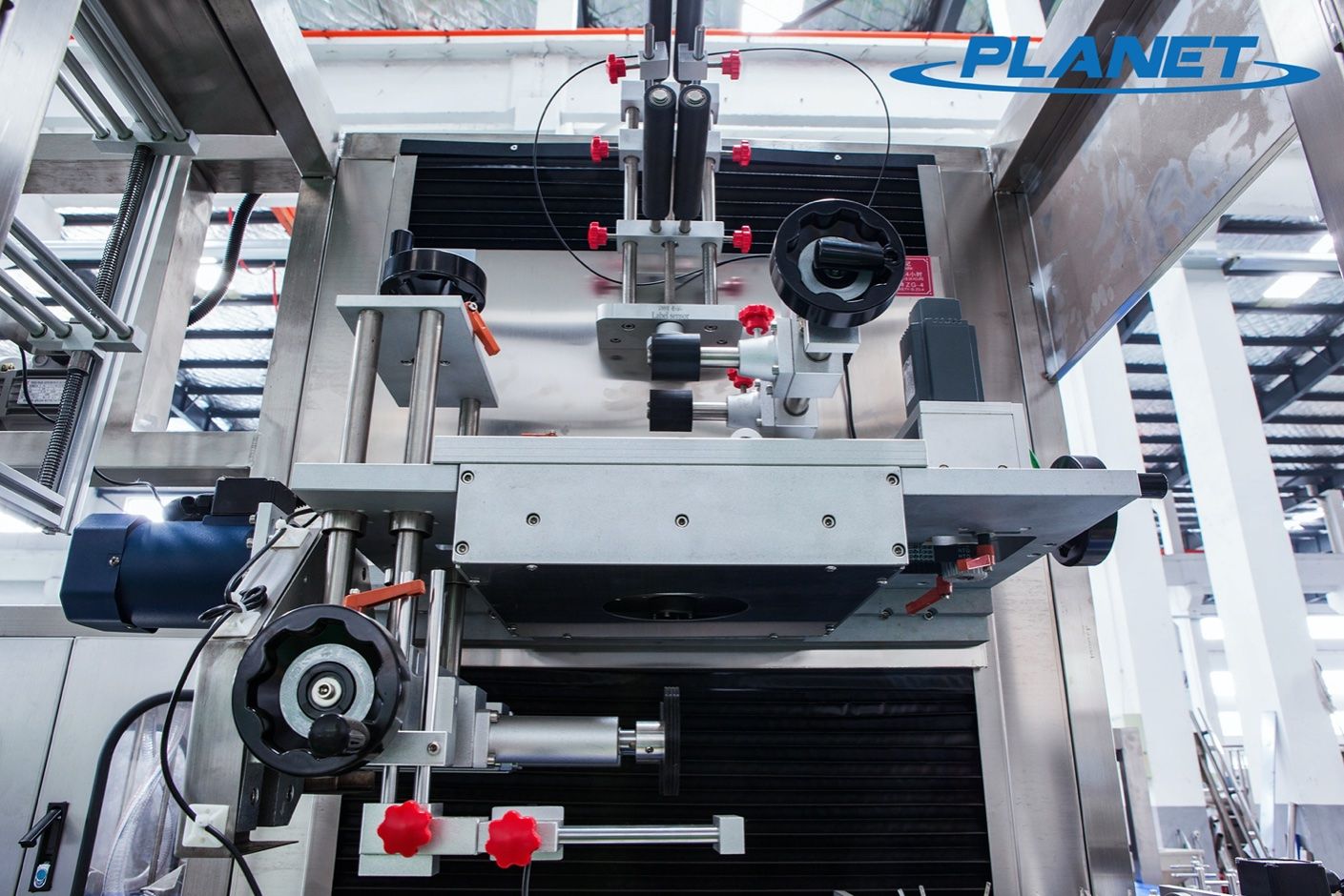 Shrink sleeve labeling machine