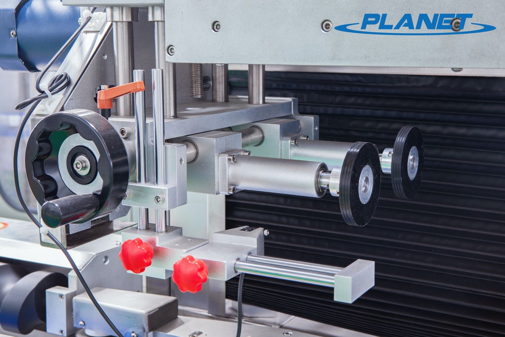 Shrink sleeve labeling machine