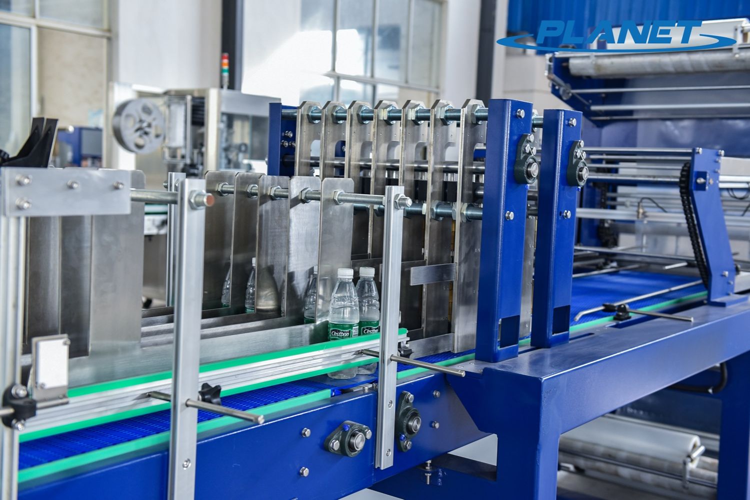 Linear type shrink wrapping machine