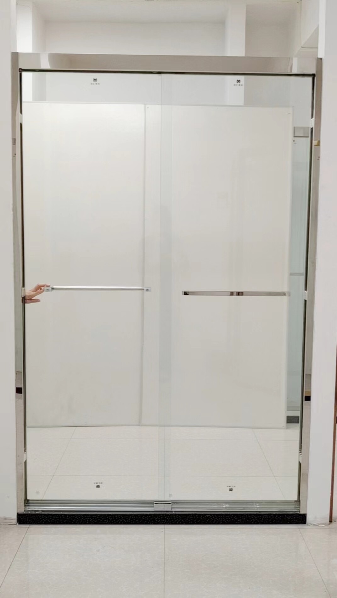 837