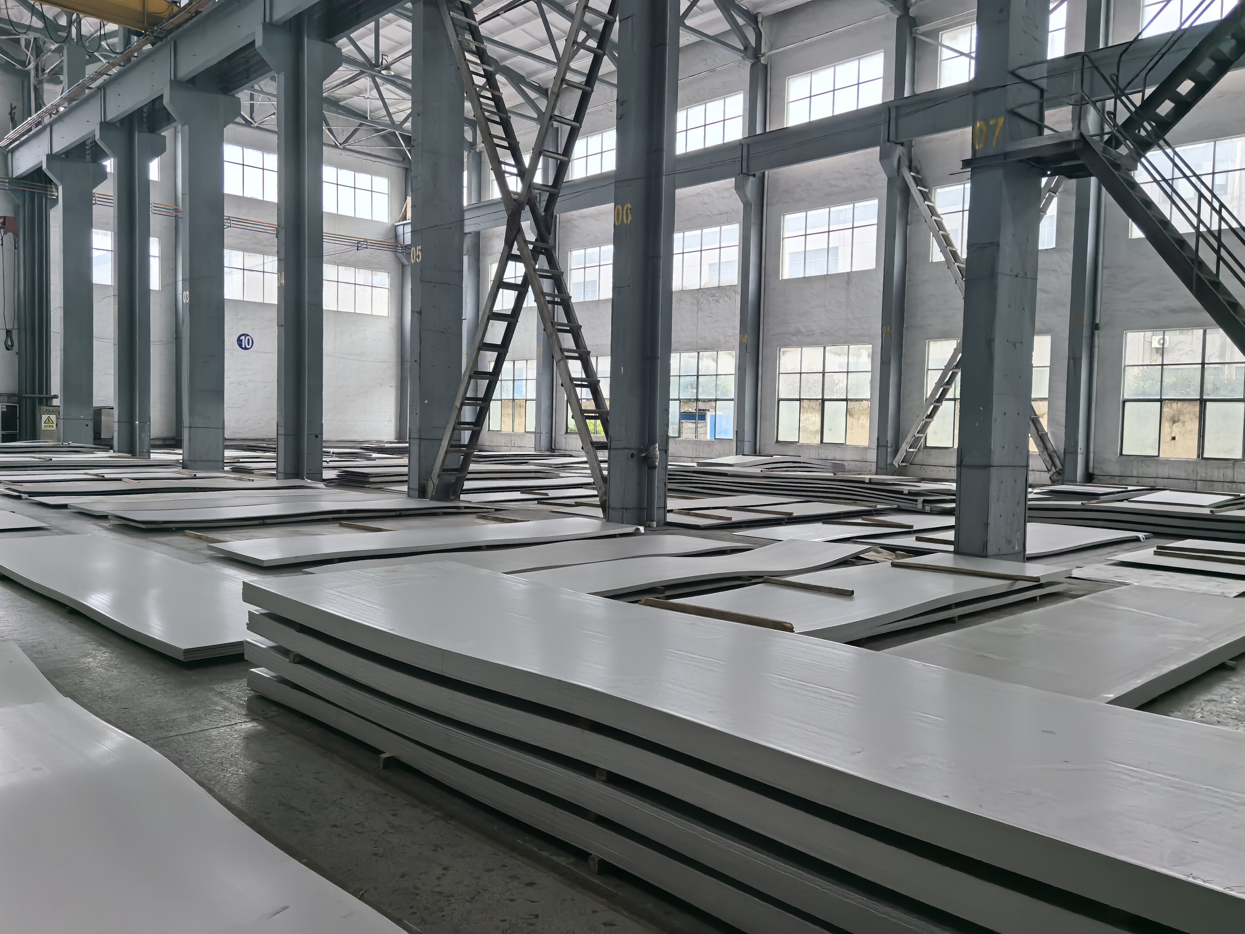 Well-equipped production lines and advanced control systems work together to make sure all the stainless steel products we made are in line with the national standards.