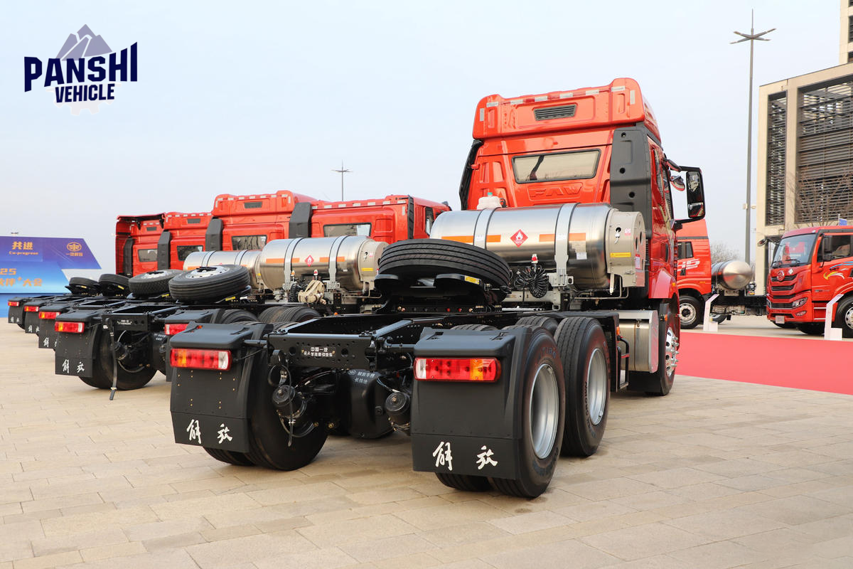 FAW Jiefang J6G 480hp 6x4 LNG tractor