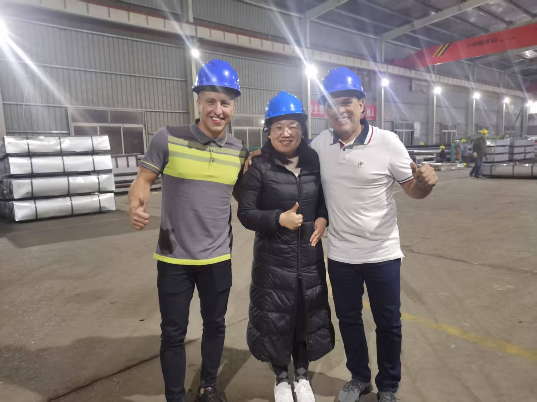 Des clients colombiens visitent notre usine de production