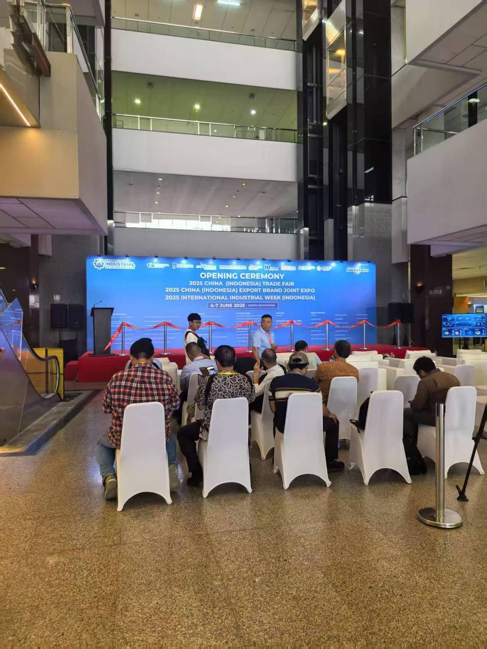 Dongshengyuan Electric made its debut at the Southeast Asia Power Exhibition, showcasing its core distribution products and deepening its regional strategic layout