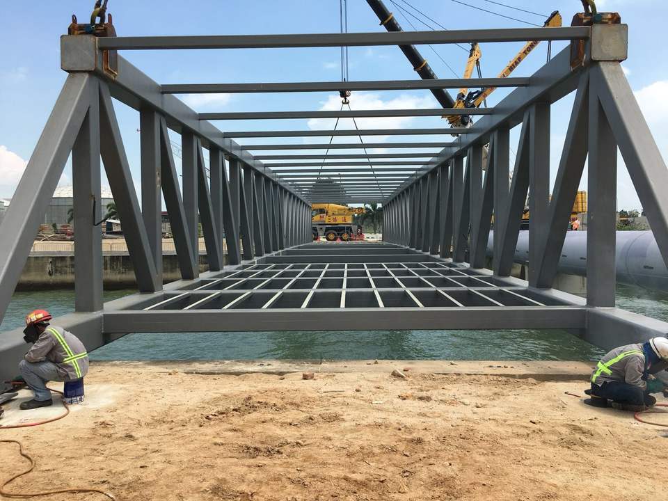 Durable Modern Design Pedestrian Steel Truss Bridge for Construction Metal Structures for Office Buildings Houses Parks Schools