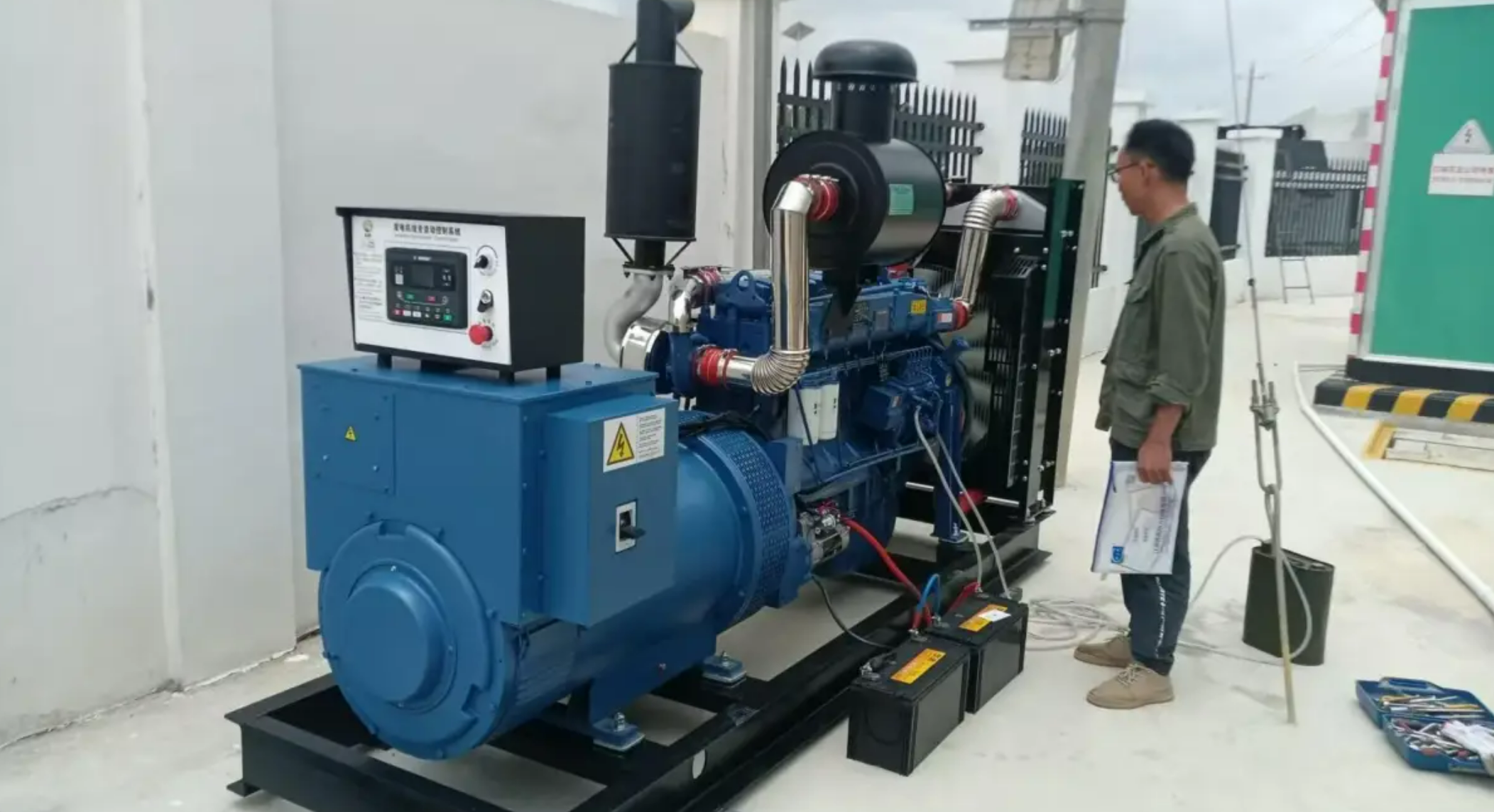 تم تركيب مجموعة المولدات بقدرة 300KW بنجاح في مزرعة التربية، مما أسس خط دفاع متين لإنتاج الكهرباء في مجال الاستزراع المائي