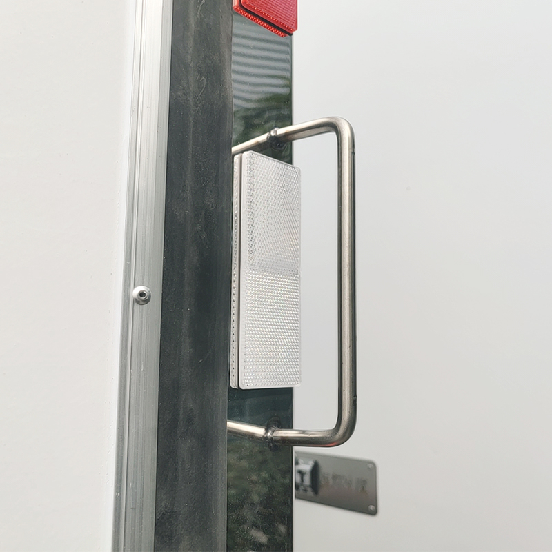 Cargo compartment handles for refrigerated trucks