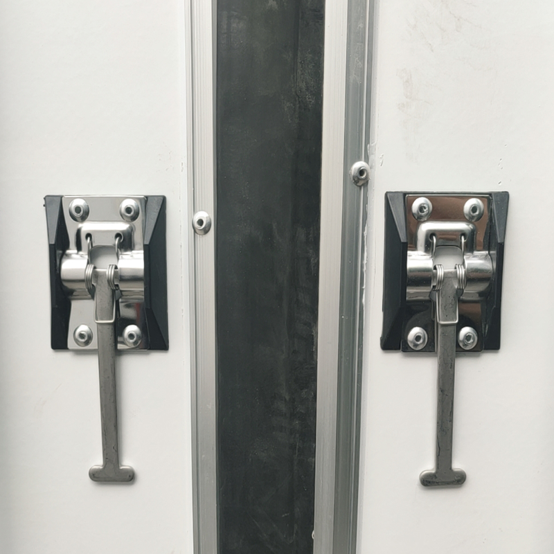 Wind-resistant door holders for reefer trucks