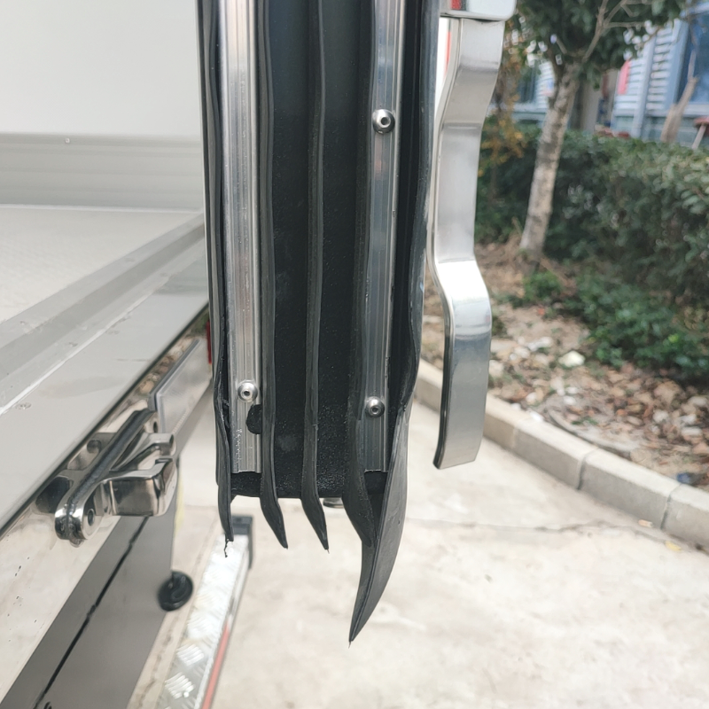 Sealing strips for reefer trucks