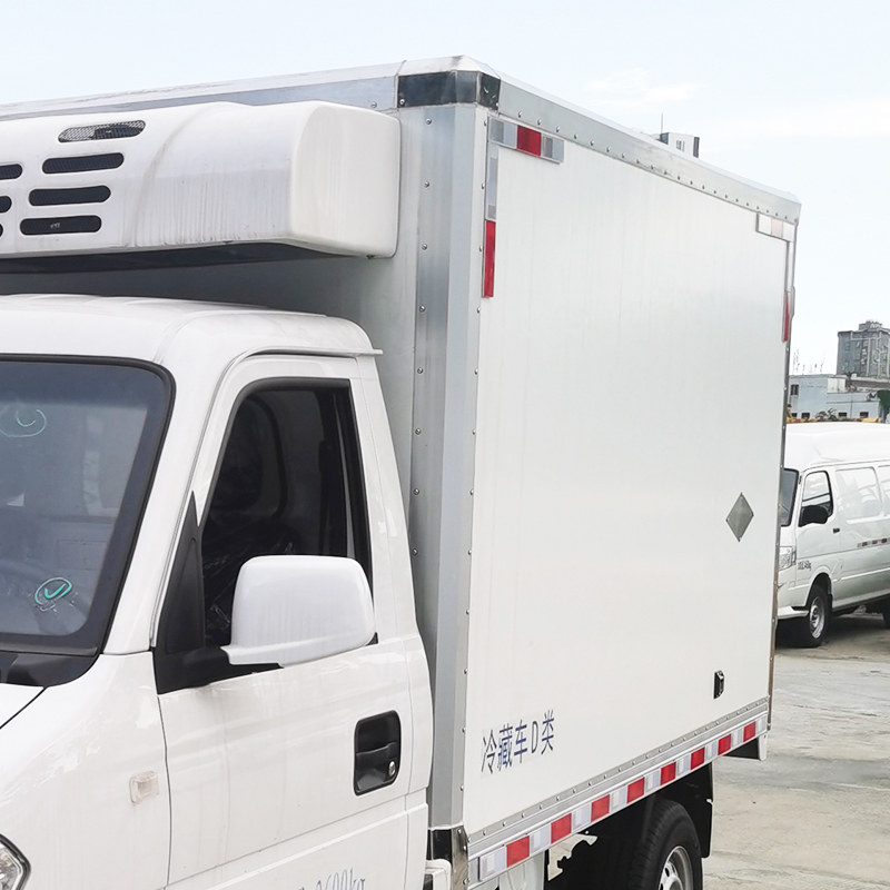 Upper and lower corner covers for reefer trucks
