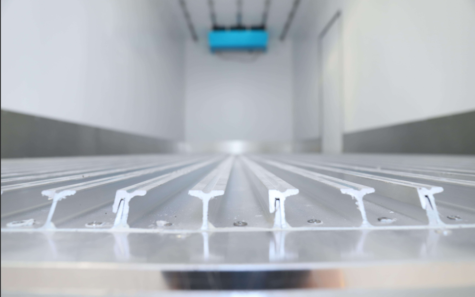  Cargo compartment ventilation channels for reefer trucks