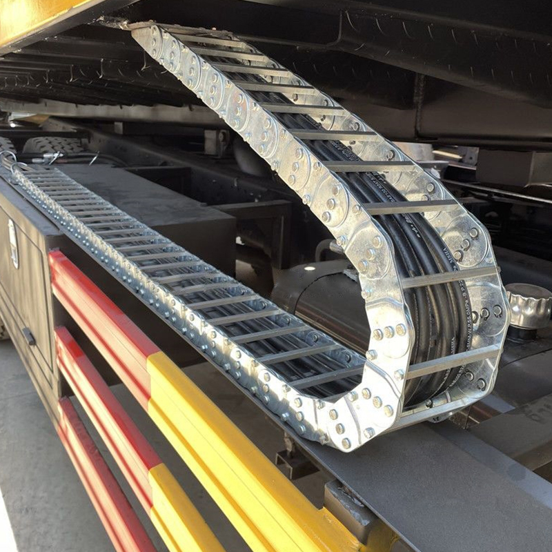 Clearance vehicle towing chain