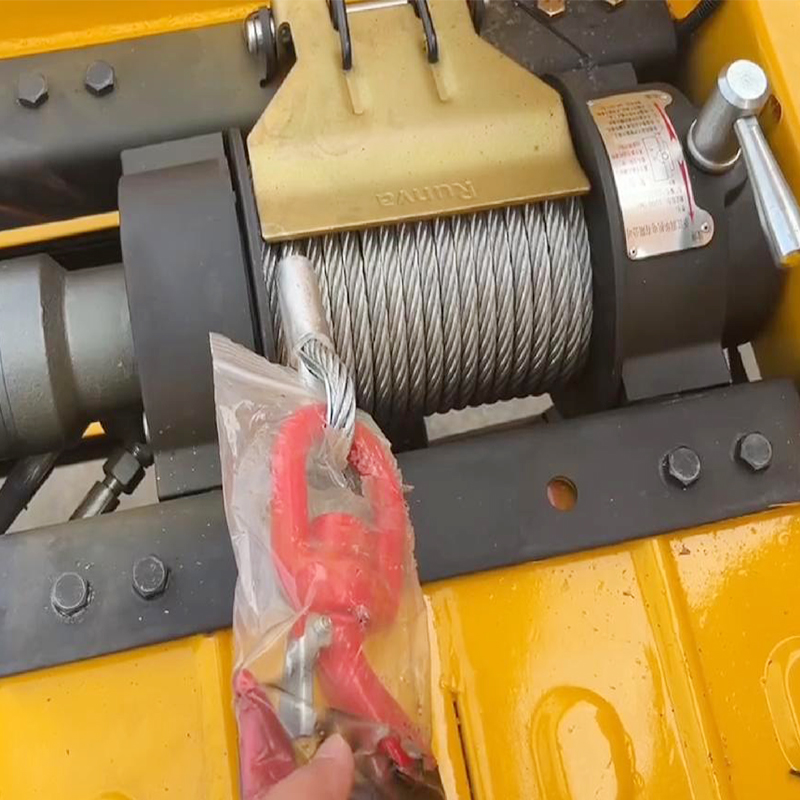 Clearing vehicle towing hydraulic winch