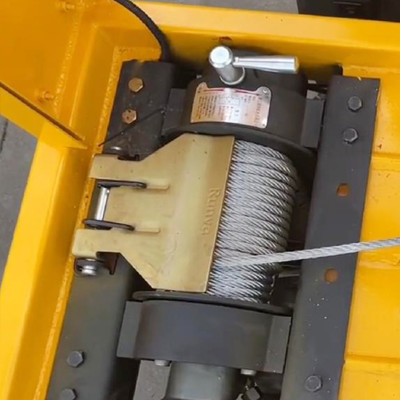 Clearing vehicle towing hydraulic winch (clamp)