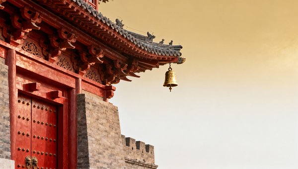 Which is more worthwhile for Kaifeng Prefecture's historical and cultural interpretation: listening to a tour guide or renting an audio guide?