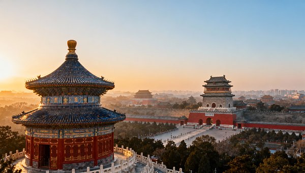Jingshan Park Wanchun Pavilion crowded? 7 AM summit climb offers prime photography angles along central axis during golden hour
