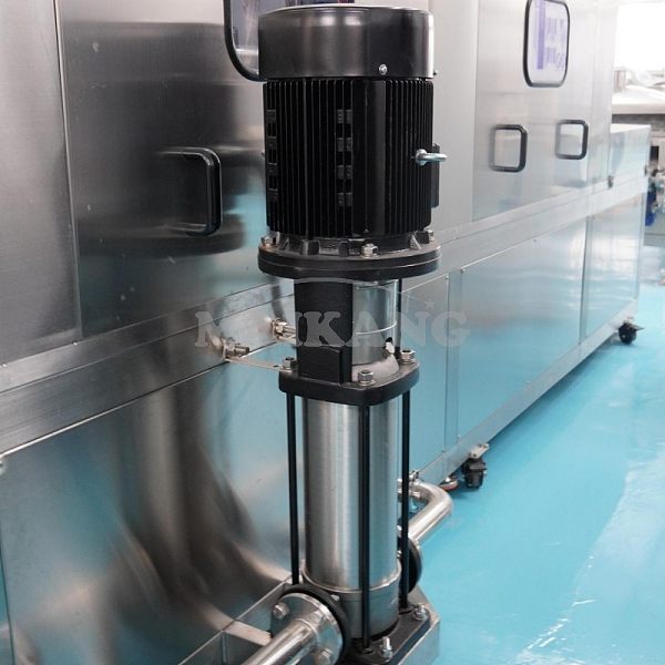 Using high pressure water pumps to wash egg trays, usually the first and third station is horizontal water pump while the second is vertical one.