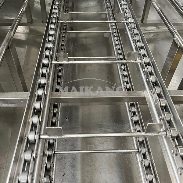 Using SUS304 pintle chain to transport the pallets, and equipped with guide rob to clamp.