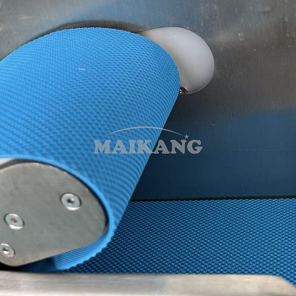 Conveyor belt can uniformly and continuously transport the ingredients to be cut to the cutting area, cooperate with the cutting blades to complete standardized cutting, and conveyor belts also have anti-slip and easy-to-clean properties to meet the usage requirements of the kitchen.