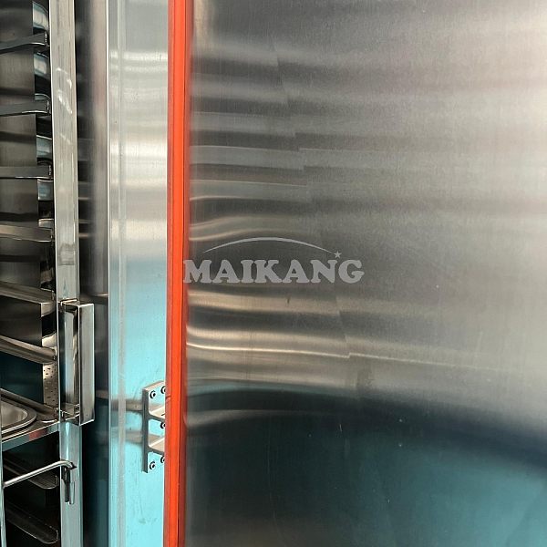 The steam cabinet is equipped with an insulation layer, and the door features a sealing gasket, ensuring excellent overall airtightness of the unit.