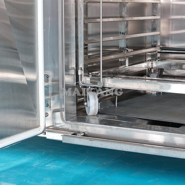 The trolley is made of stainless steel 304 and features wheels for easy mobility. It is also equipped with stops to prevent trays from sliding off during movement.