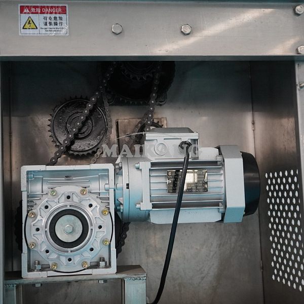 Features a robust, food-safe drive system. Its heat-dissipating motor and precision worm gear reducer deliver gentle, high-torque peeling, while durable chain-sprocket transmission ensures stable power.