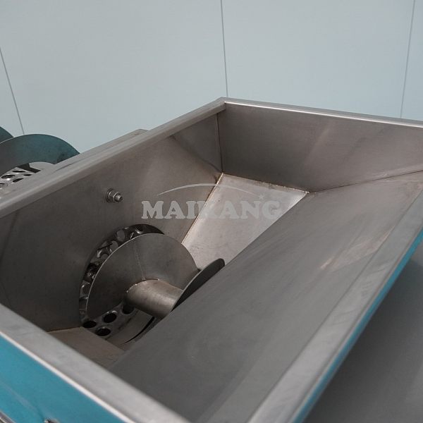 This industrial pomegranate peeling machine features a stainless steel feeding module with a precision worm gear reducer and interlocking nylon gears. Built for food safety and durability, its adjustable design ensures consistent feeding, maximizes aril yield, and cuts labor costs.
