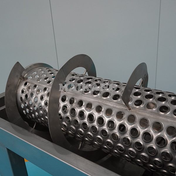 The perforated stainless steel drum and integrated rollers are designed to gently crush the fruit, separate the peel from the seeds, and preserve the integrity of the pomegranate arils.