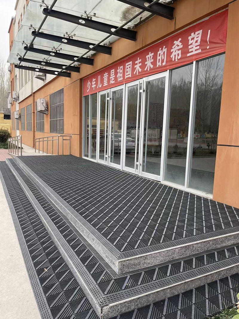 Three-in-one floor mat